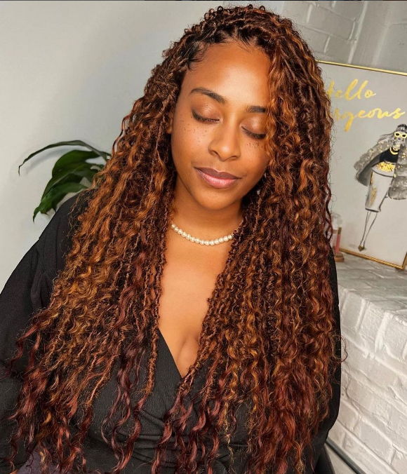 Microlocs vs Sisterlocks: What's the Difference? (Complete 2023 Guide!) -  Womanly & Modern